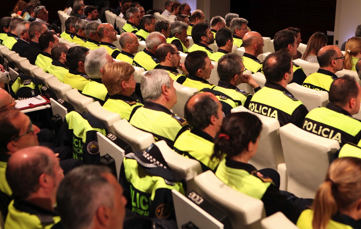 Policías obligados a arropar al concejal en la presentación del Plan Director. (Foto: Madrid)