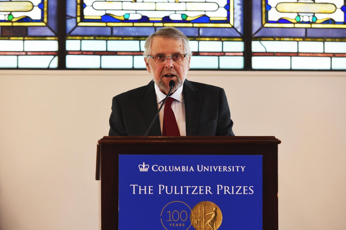 Mike Pride, administrador de los Pulitzer, dando a conocer a los galardonados en la edición 2016. (Foto: AFP)