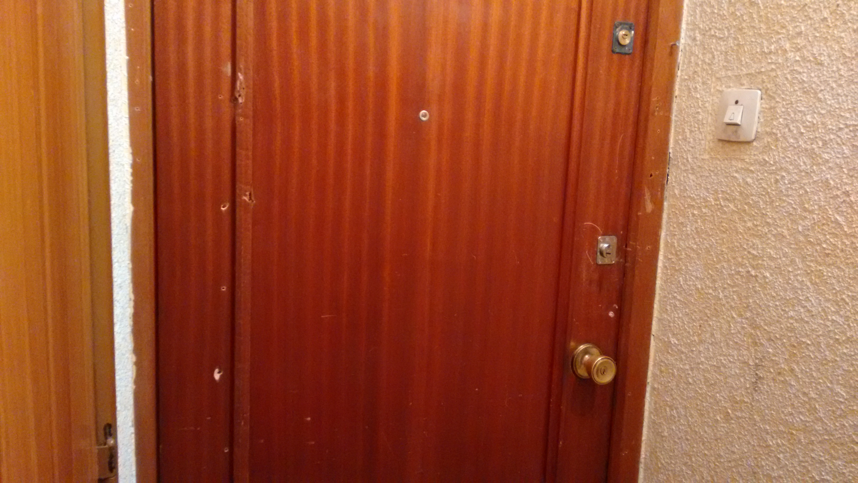 Los vecinos ha pagado hasta 5 cerraduras en puertas susceptibles de ser atacadas. (Foto: OKDIARIO)