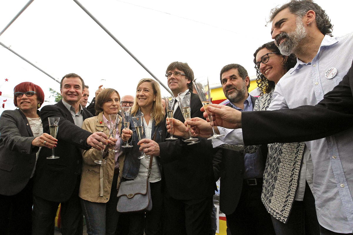 Puigdemont en el brindis por la ‘república catalana’ (Foto: Efe).