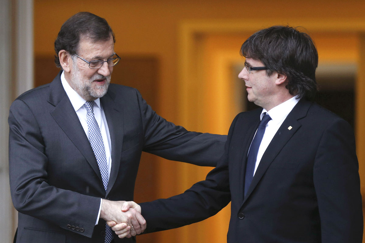 El presidente del Gobierno en funciones, Mariano Rajoy, saluda al presidente de la Generalitat, Carles Puigdemont. (Foto: EFE)