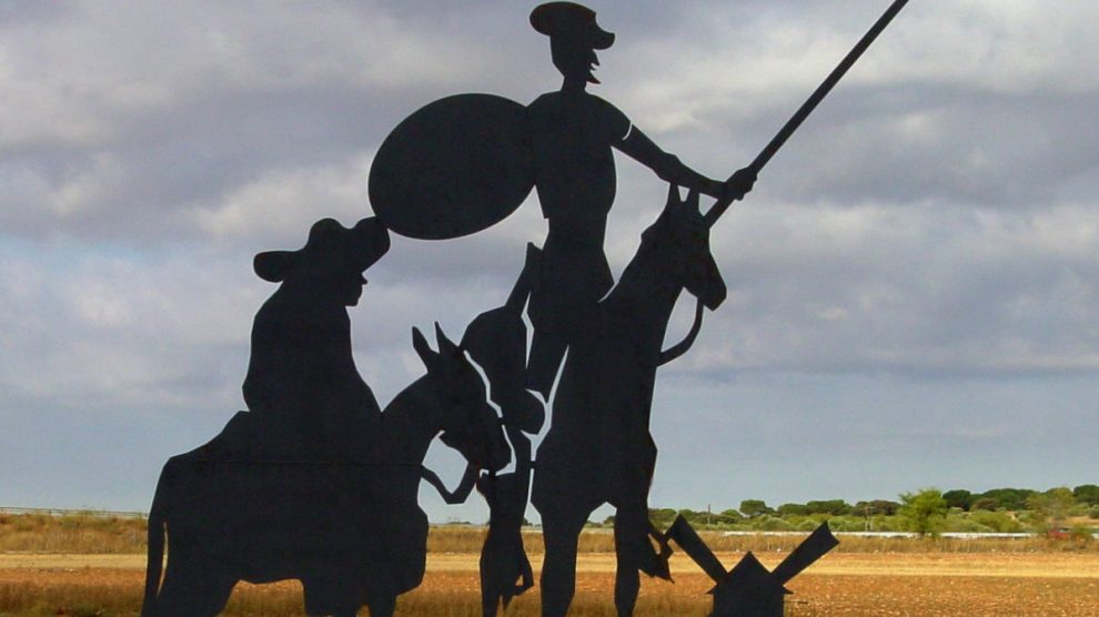 El hidalgo Don Quijote acompañado de su fiel escudero Sancho Panza, ambos personajes emblemas de la literatura española.
