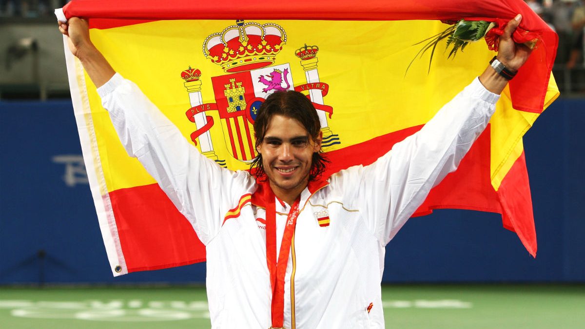 Rafa Nadal, con la bandera de España tras ganar el oro en Pekín 2008. (Getty)