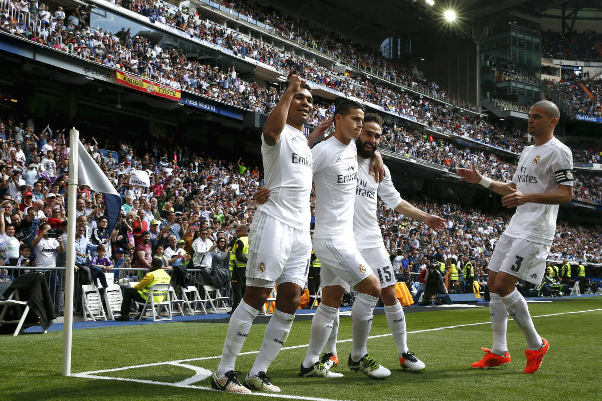 Los jugadores del Real Madrid celebran un gol ante el Eibar. (AFP)