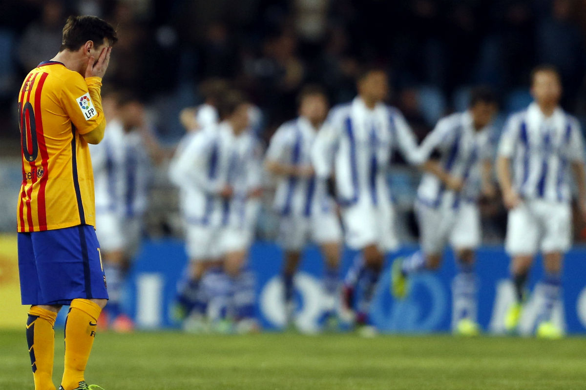 Messi se tapa la cara tras el gol de la Real Sociedad. (EFE)