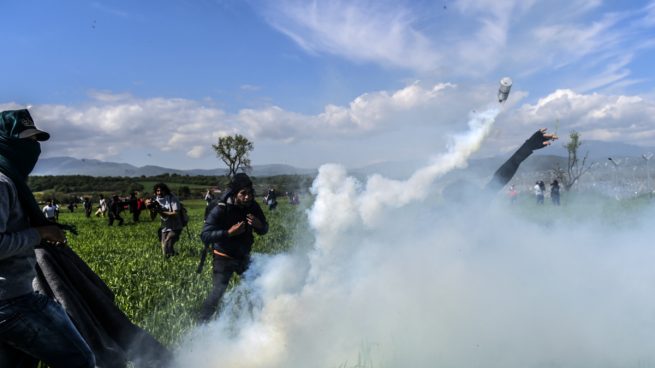 La Policía macedonia vuelve a dispersar a los refugiados en las fronteras con gases lacrimógenos