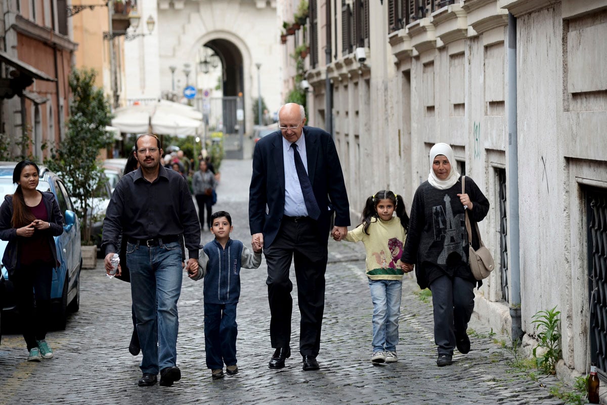 Algunos de los refugiados acogidos por el Papa paseando por las calles de Roma. (Foto: AFP)