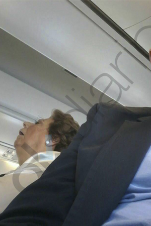 Rita Barberá durmiendo en el vuelo a Palma de Mallorca. (Foto: OKDIARIO)