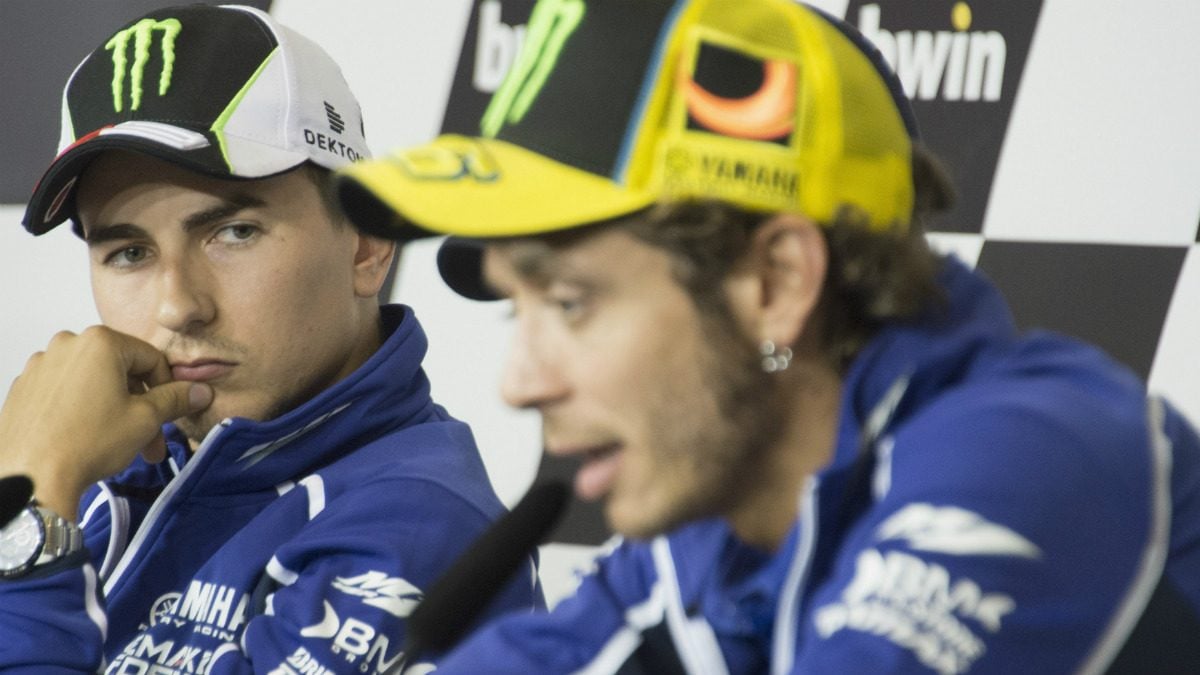 Lorenzo observa a Rossi, el hombre que le ha sacado de Yamaha. (Getty)