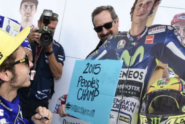 Rossi firma un cartel que insulta a Márquez (Imagen: @melanierblt)
