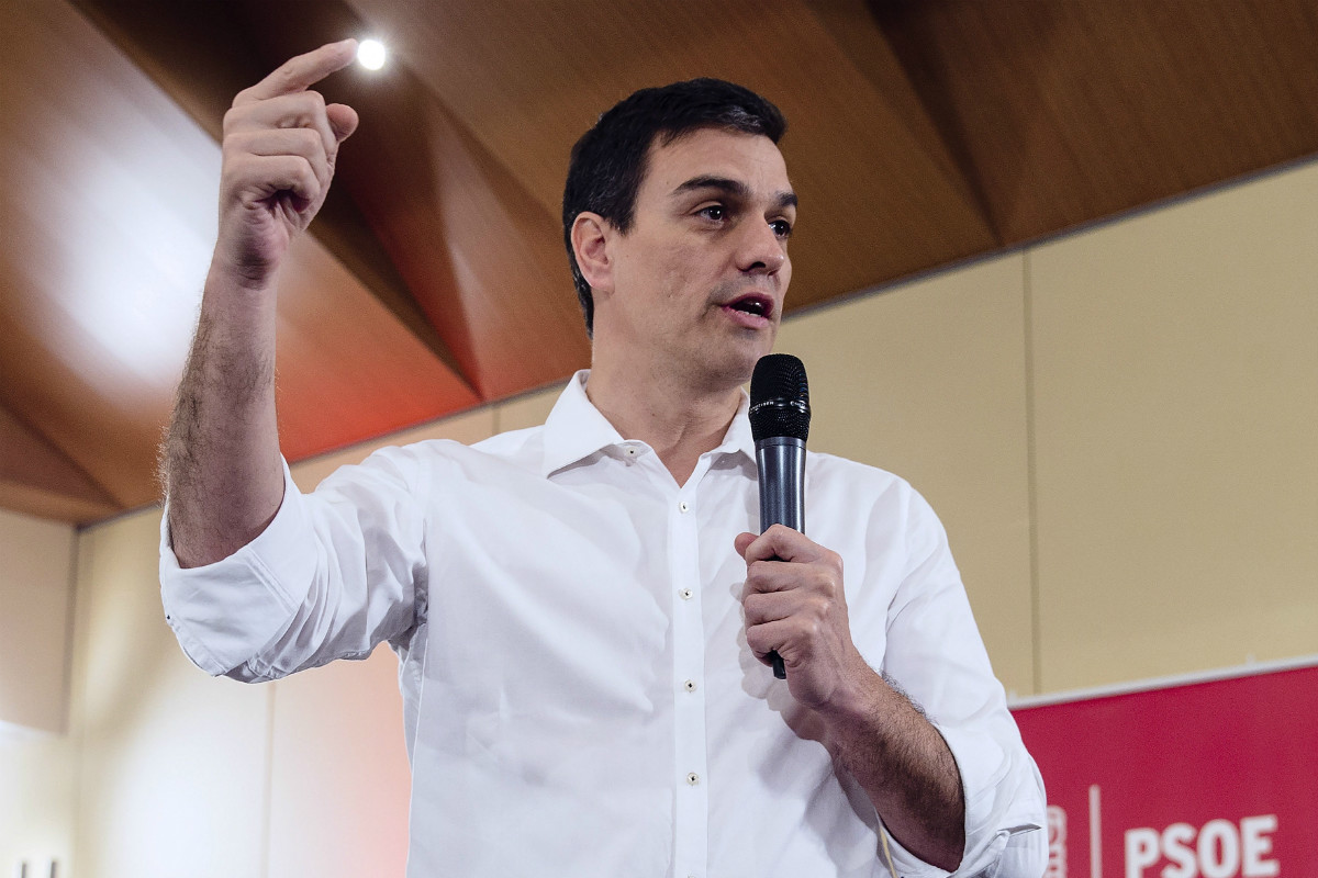 Pedro Sánchez, ante los militantes de Málaga. (EFE)