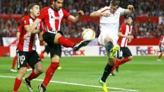 Luis García despeja el balón ante Llorente. (Reuters)