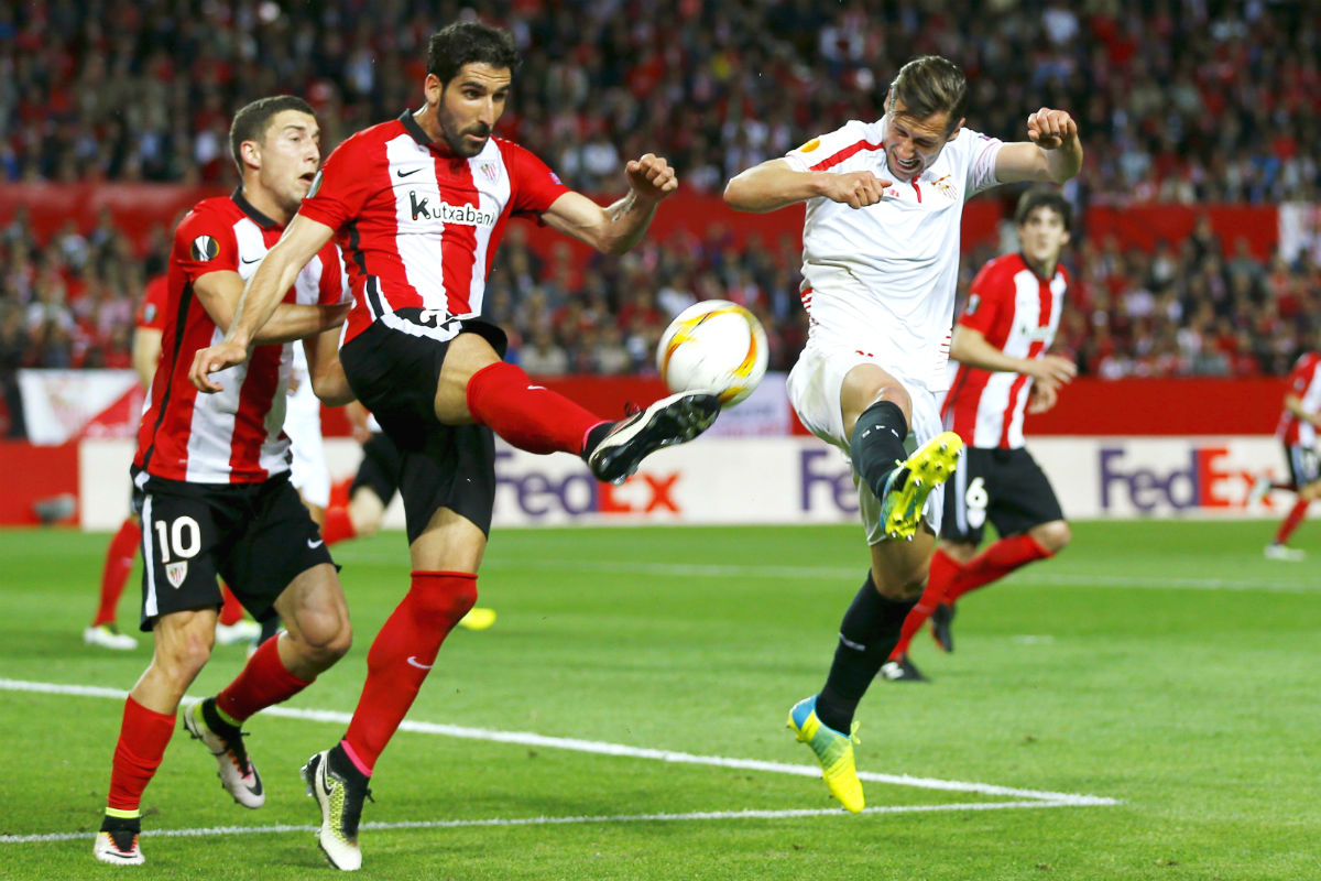Luis García despeja el balón ante Llorente. (Reuters)