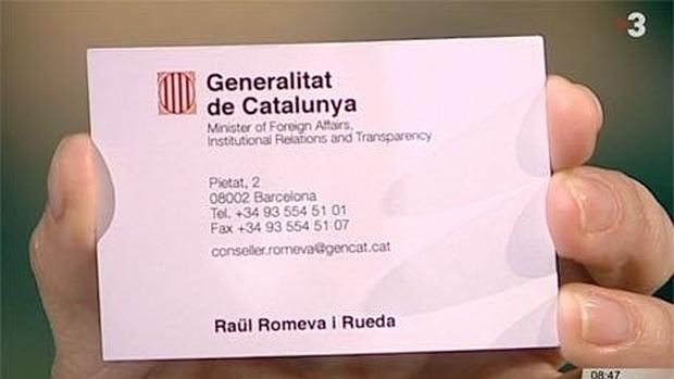 La tarjeta de "ministro de Asuntos Exteriores" que Raül Romeva exhibió en TV3