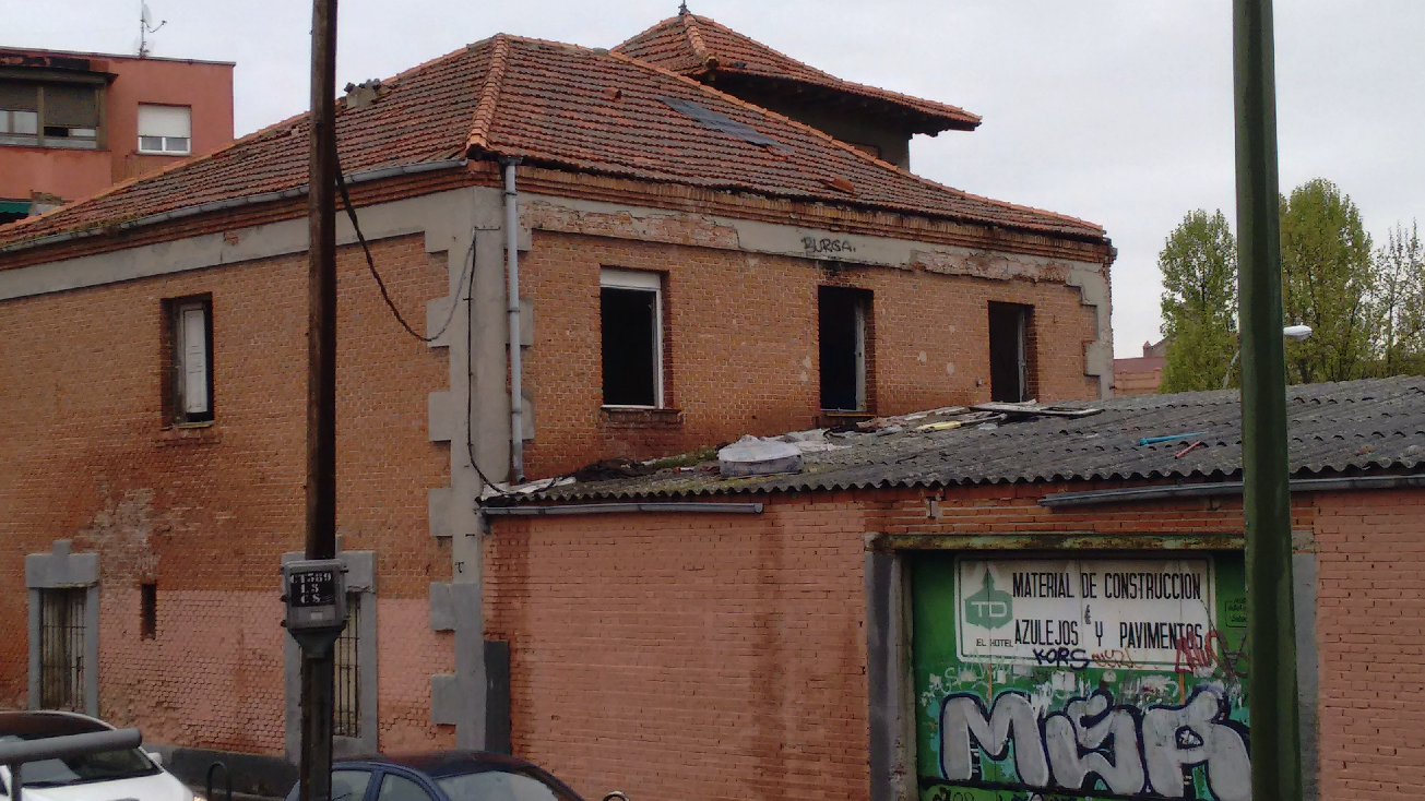 Traseras del palacete okupado. (Foto: OKDIARIO)