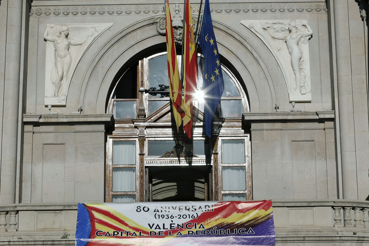 La bandera republicana en el Ayuntamiento de Valencia. (Foto: EFE)