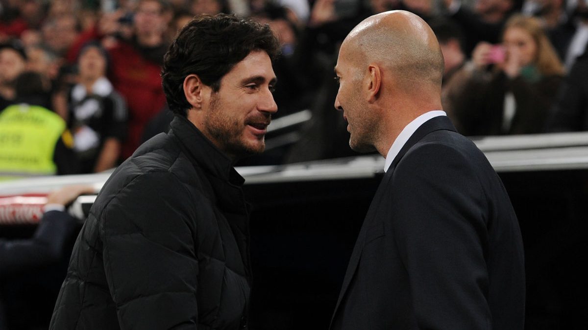 Víctor Sánchez saluda a Zidane. (Getty)