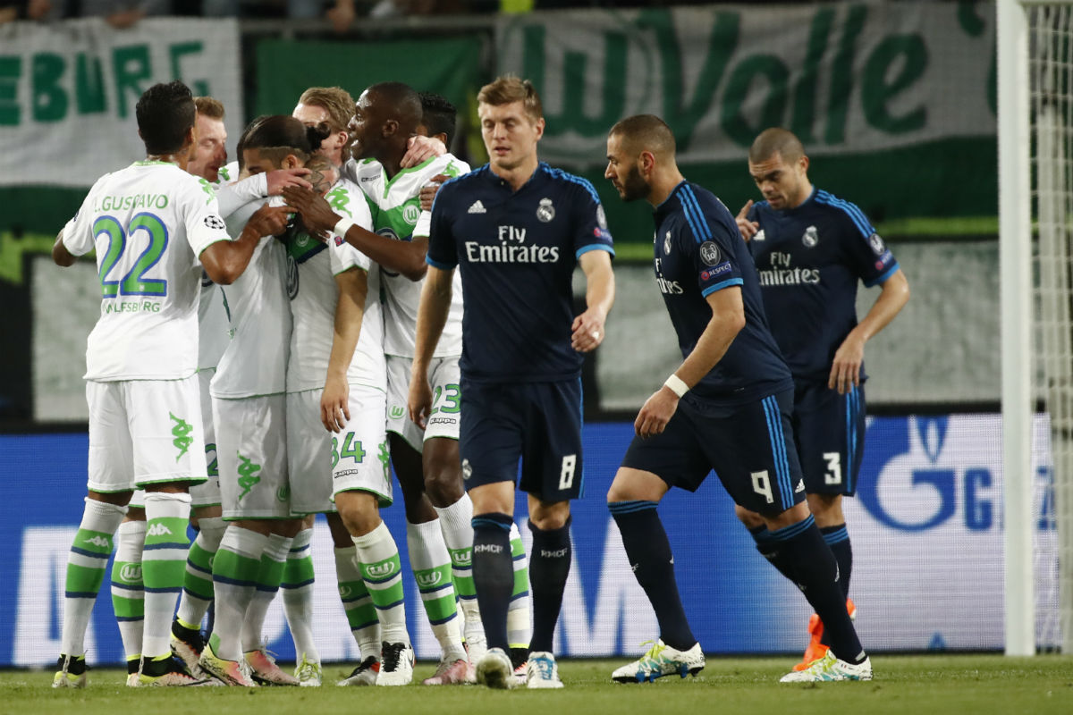 Los jugadores del Wolfsburgo celebran un gol ante el Madrid. (Getty)