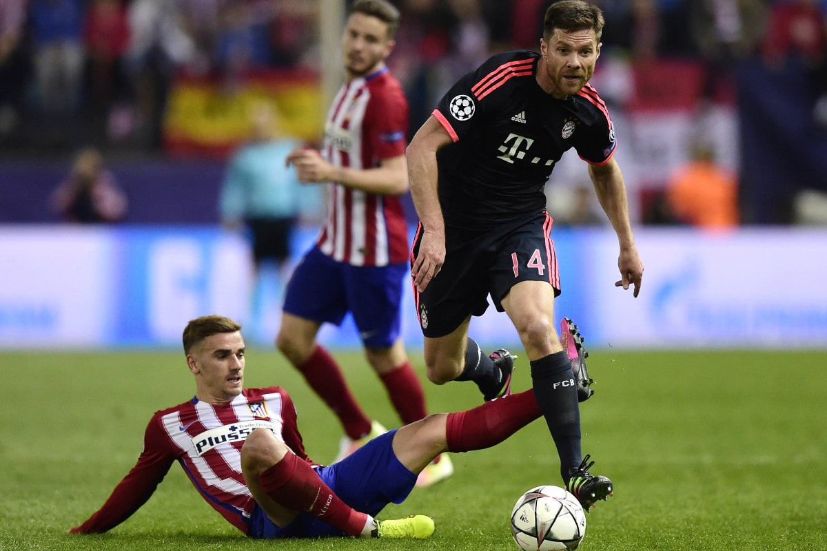 Xabi Alonso disputa un balón con Griezmann. (AFP)