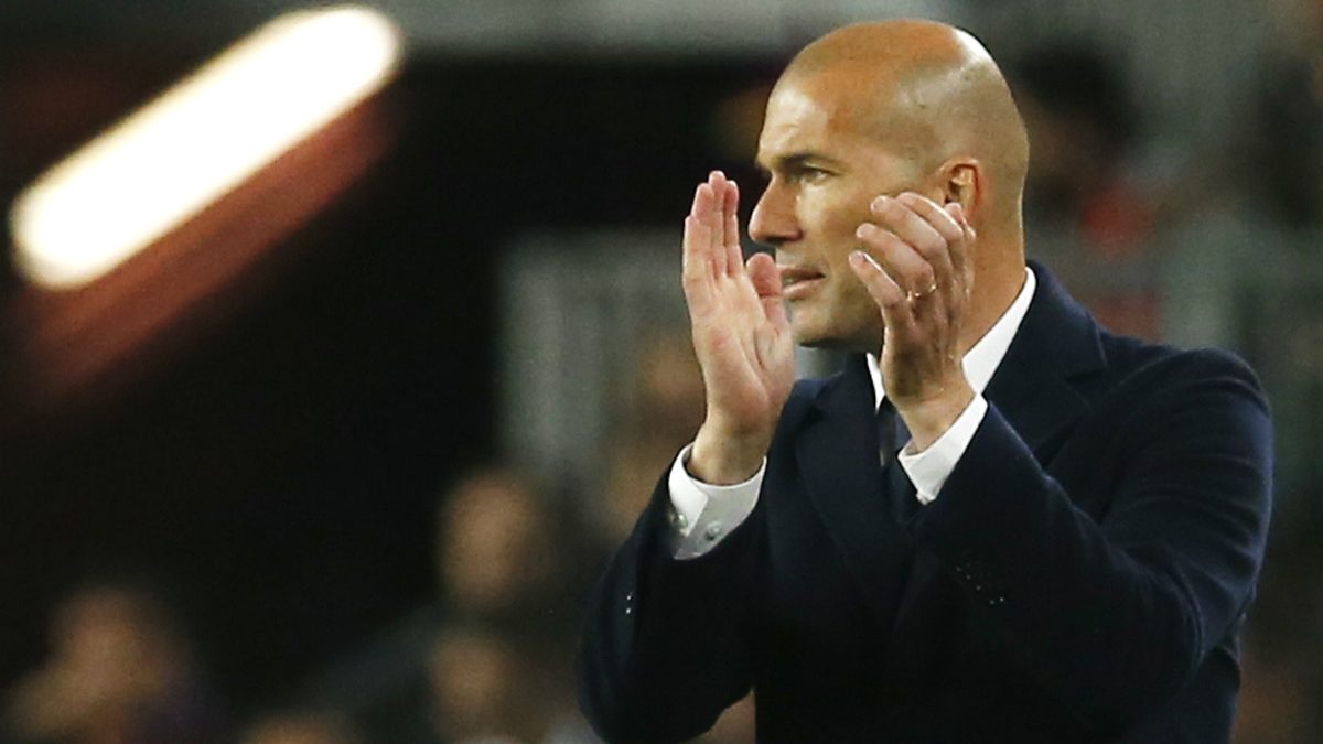 Zidane aplaude durante un partido con el Real Madrid. (Reuters)