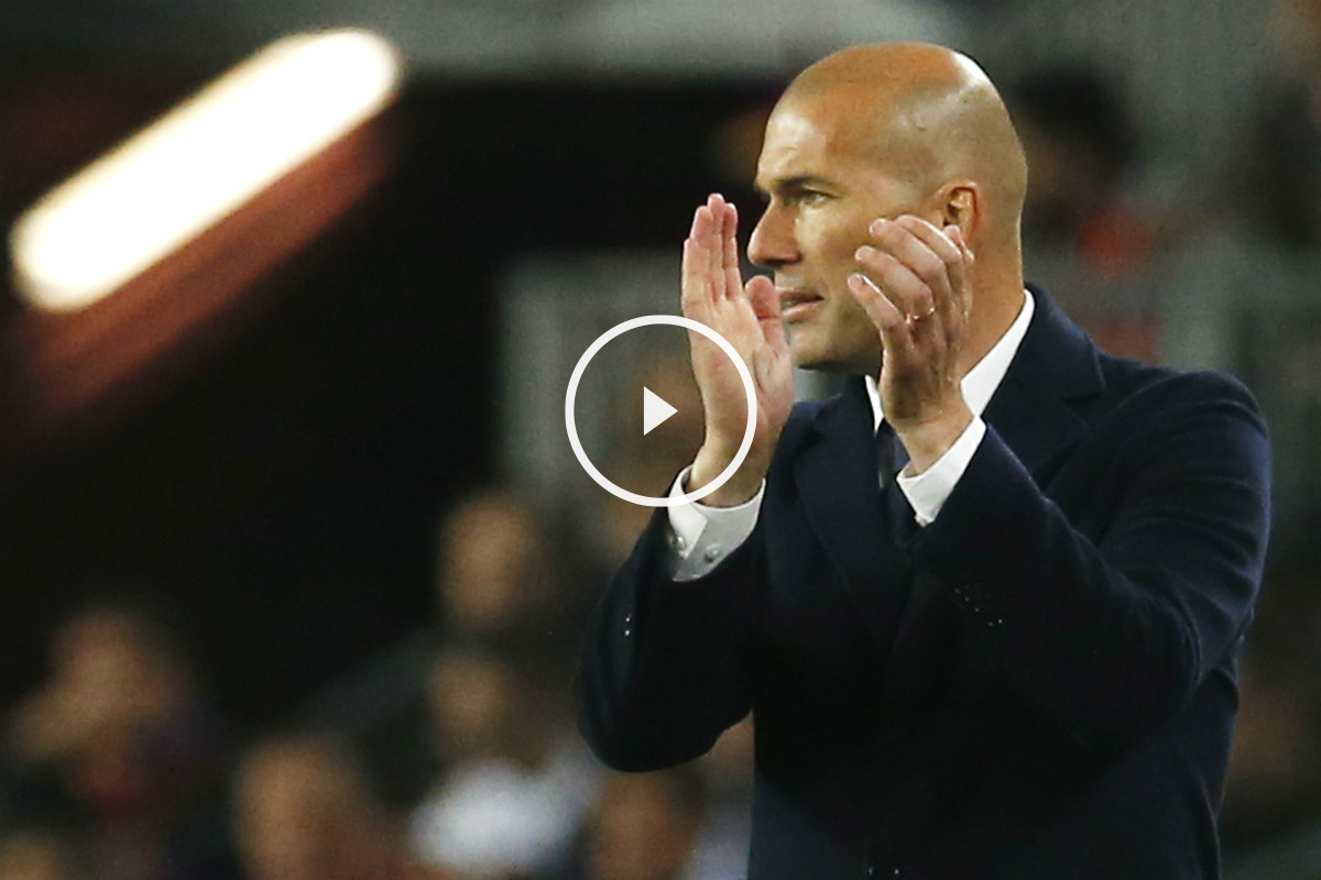 Zidane aplaude a sus jugadores en el Camp Nou. (Reuters)