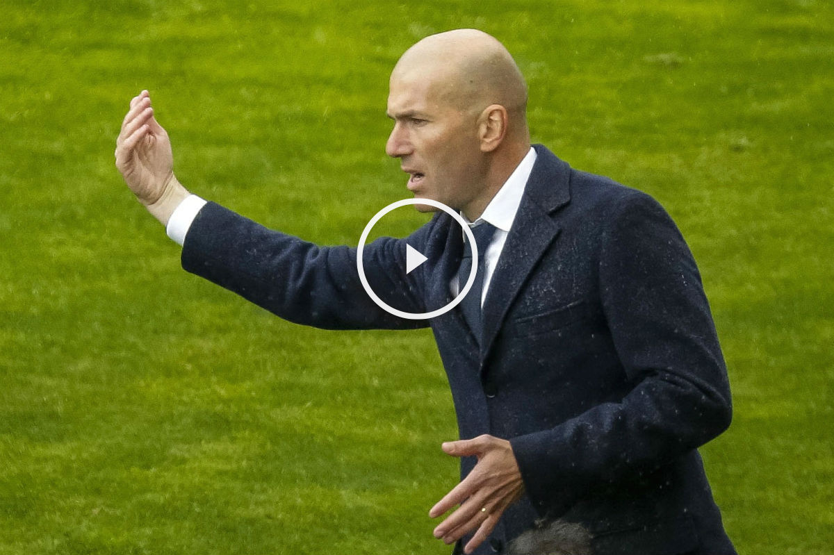 Zidane da órdenes en Vallecas. (EFE)