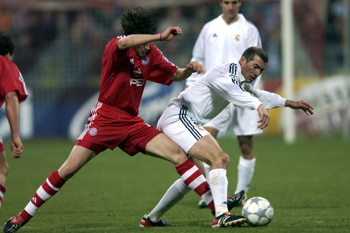 Zidane, en un partido contra el Bayern en 2002. (Getty)