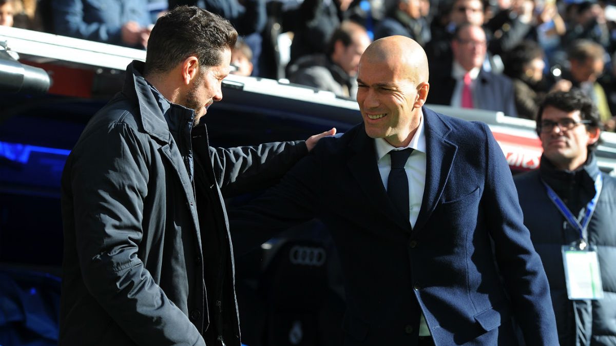 Zidane y Simeone se saludan antes del derbi. (Getty)