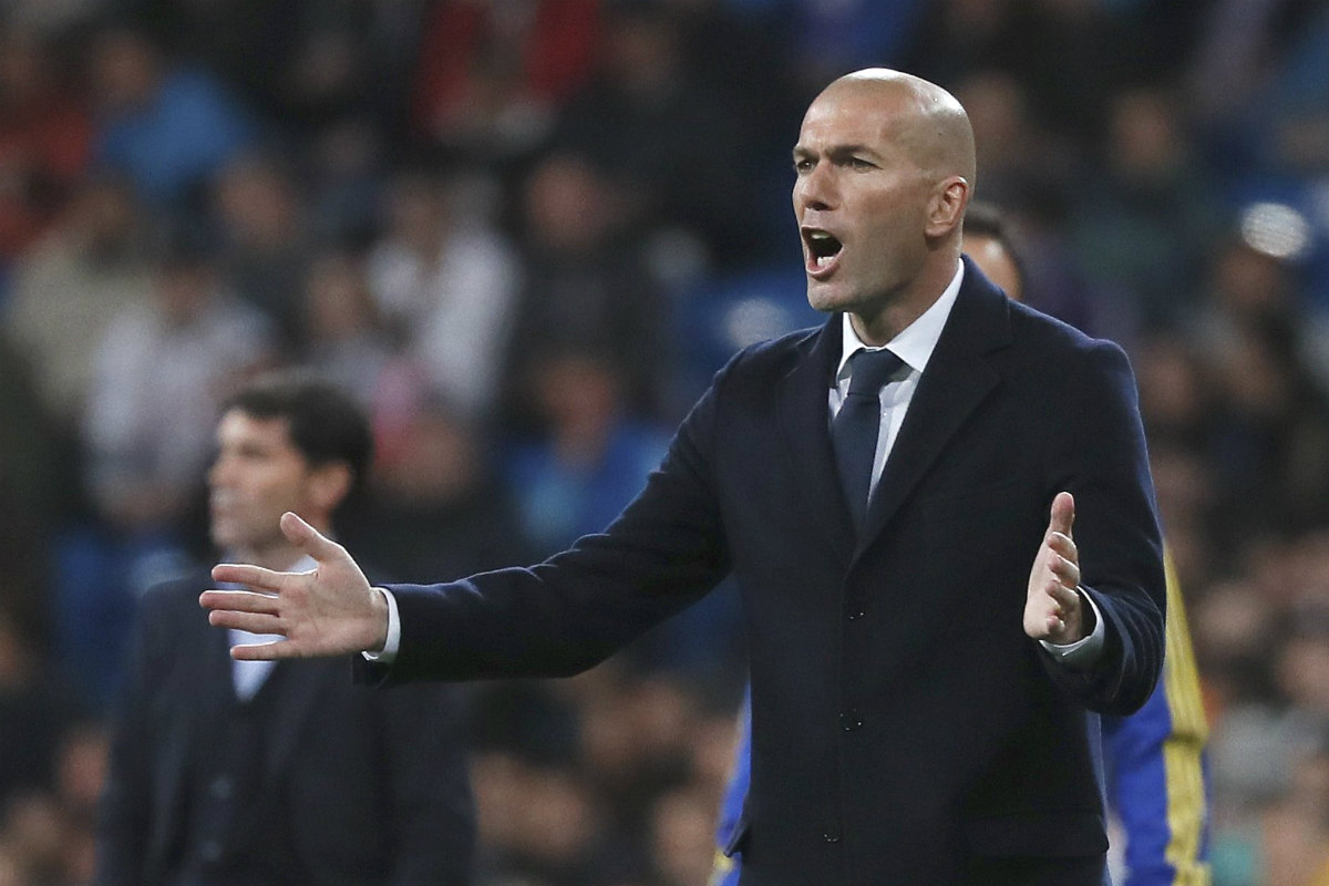 Zidane da instrucciones ante el Villarreal. (EFE)