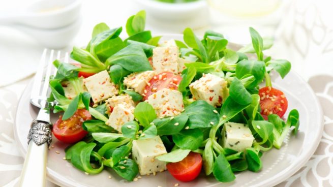 Ensalada de tofu, canónigos y nueces