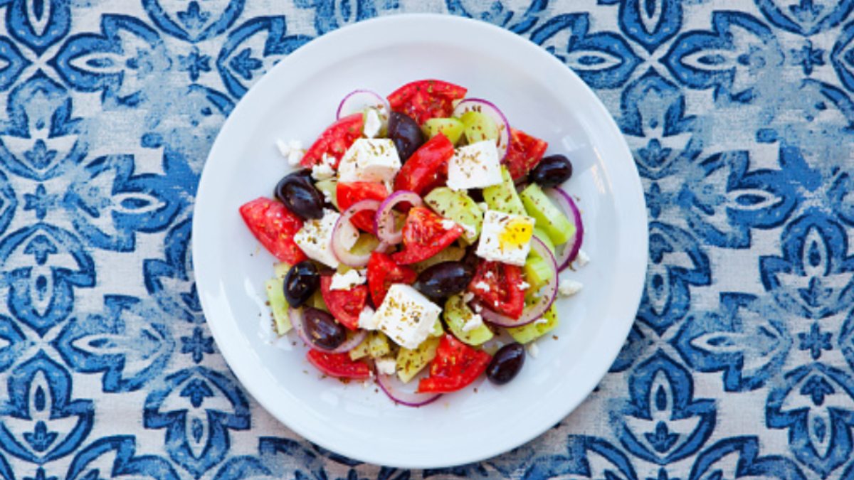 Ensalada griega, receta tradicional fácil de preparar
