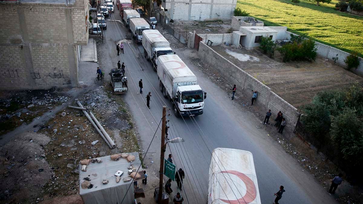 Un convoy de ayuda de la Media Luna Roja (Foto: Reuters)