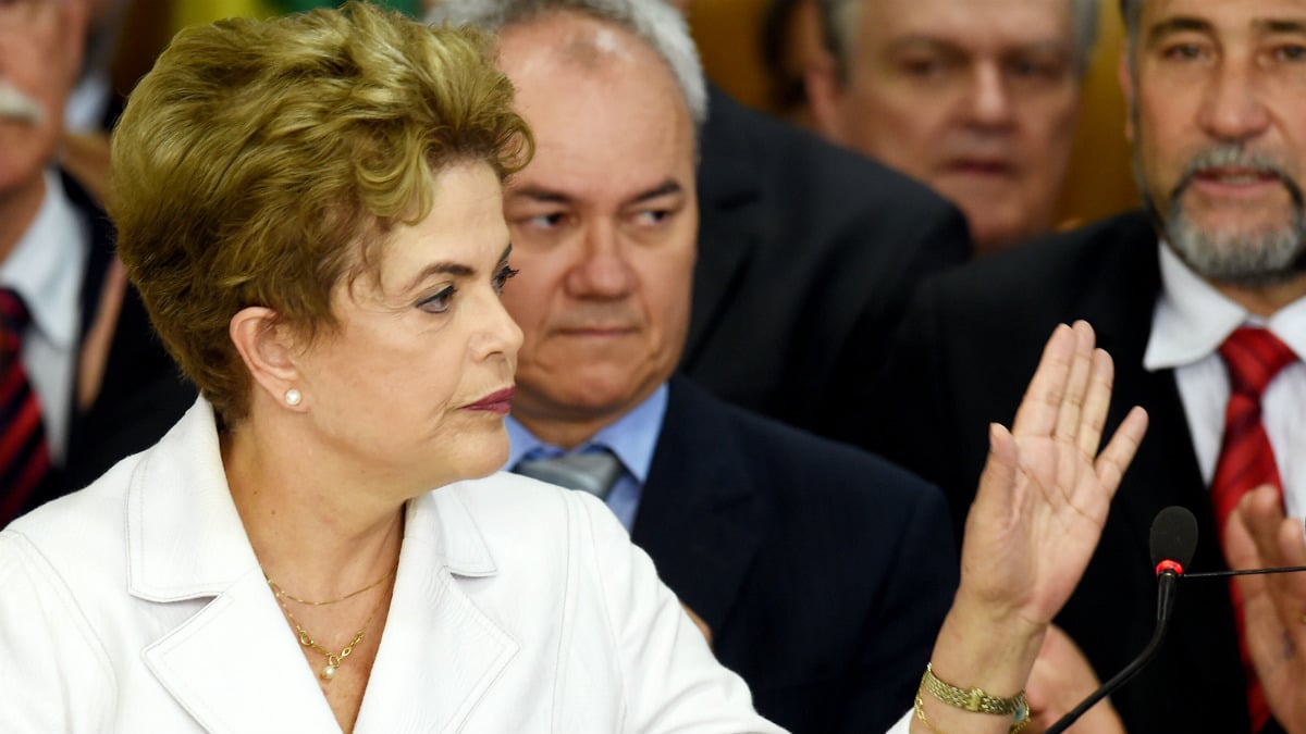 La ya ex presidenta de Brasil, Dilma Rousseff, saliendo de Planalto. (AFP)
