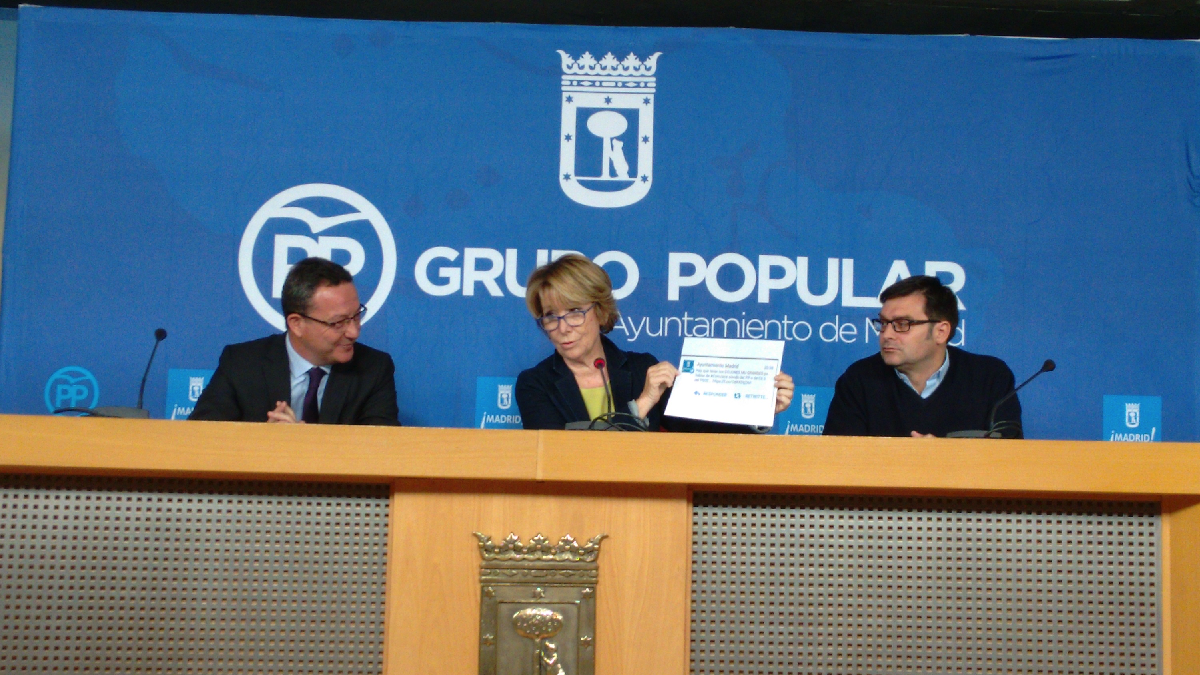 La líder del PP en el Ayuntamiento mostrando el polémico tuit. (Foto: OKDIARIO)