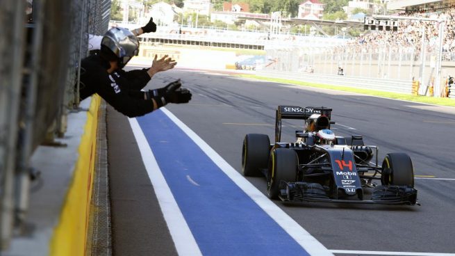 Los ingenieros de McLaren-Honda celebrando la sexta posición de Alonso en Sochi (McLaren)