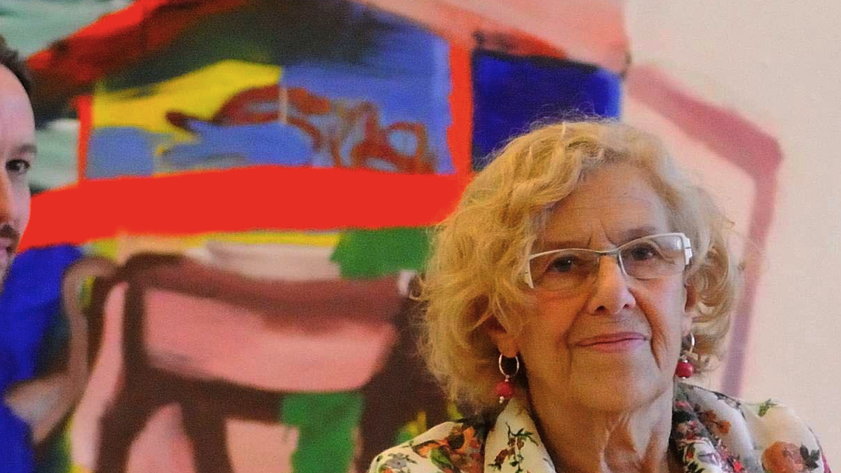 Carmena ante una imagen taurina. (Foto: Madrid)