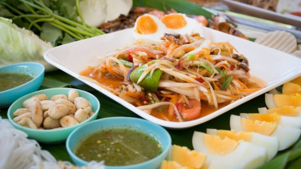 ensalada de alubias, huevos y tomates