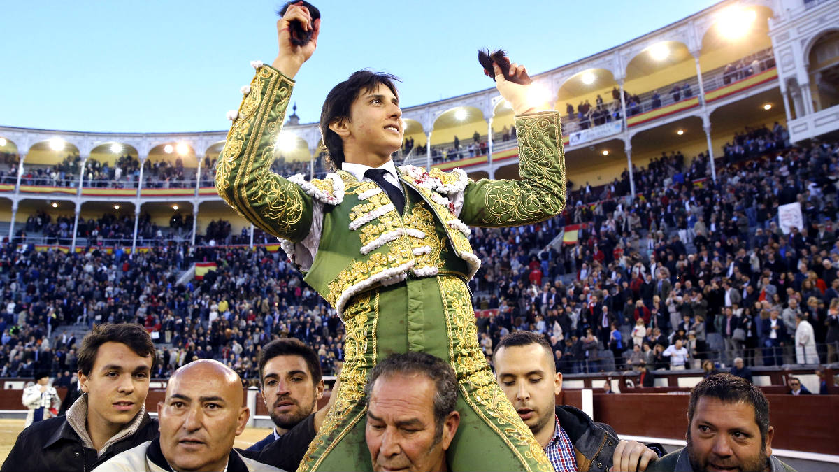 Andrés Roca Rey sale a hombros en Las Ventas (Foto: Efe).