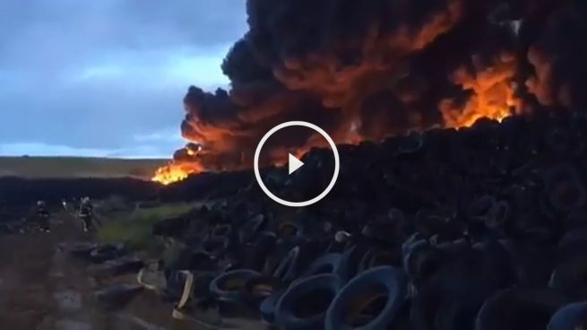 Un incendio devora parte del cementerio de neumáticos de Seseña, el mayor de Europa