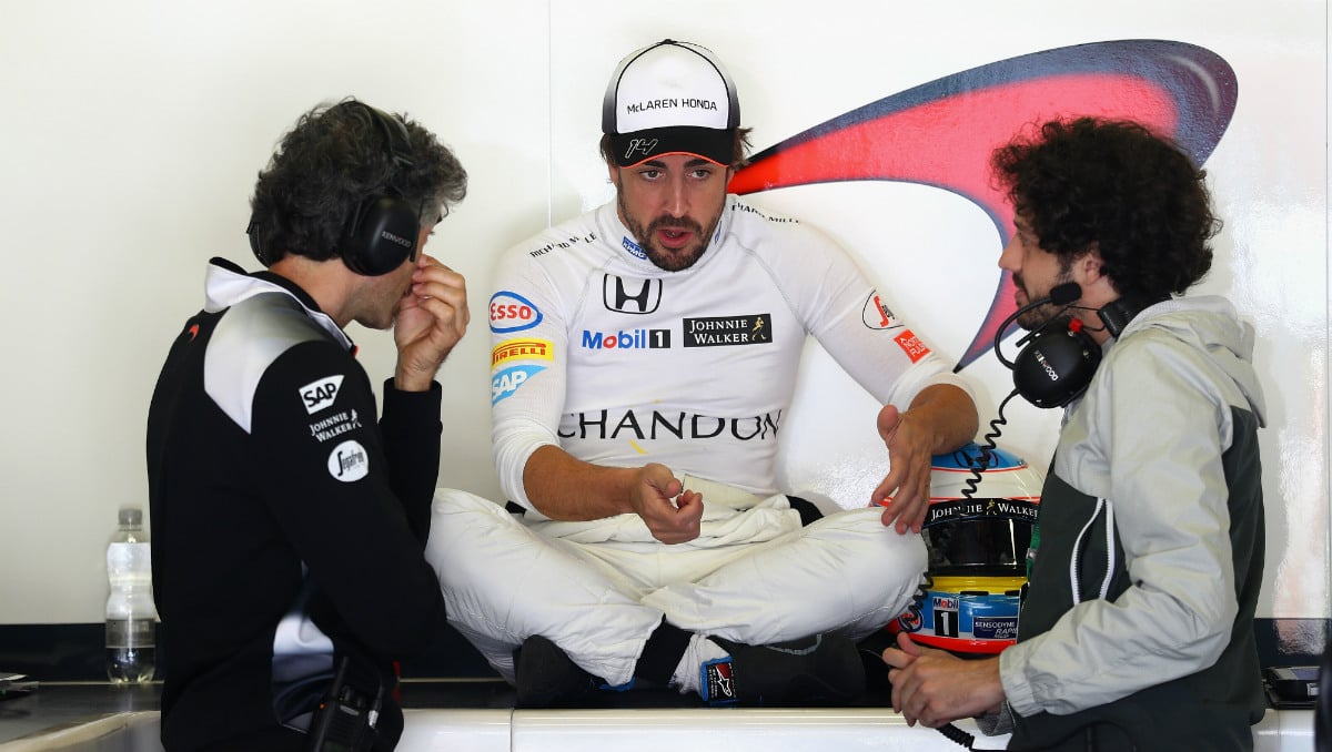 Fernando Alonso intercambia impresiones con sus hombres de confianza en McLaren-Honda. (Getty)