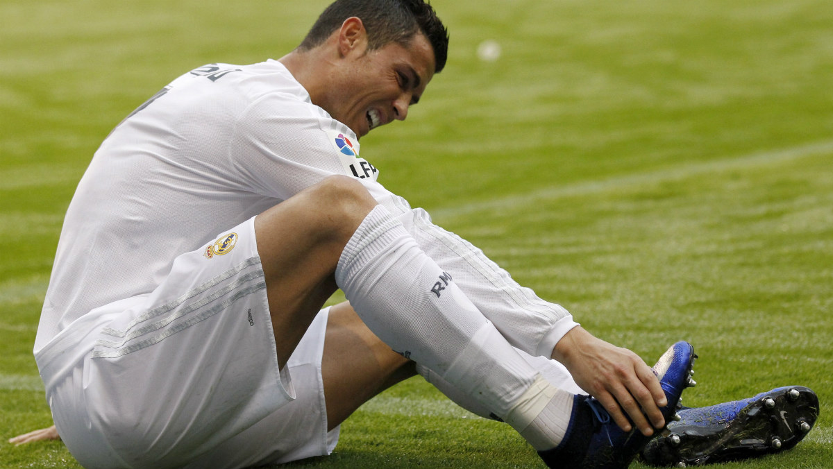 Cristiano Ronaldo se duele del pie en La Coruña. (EFE)
