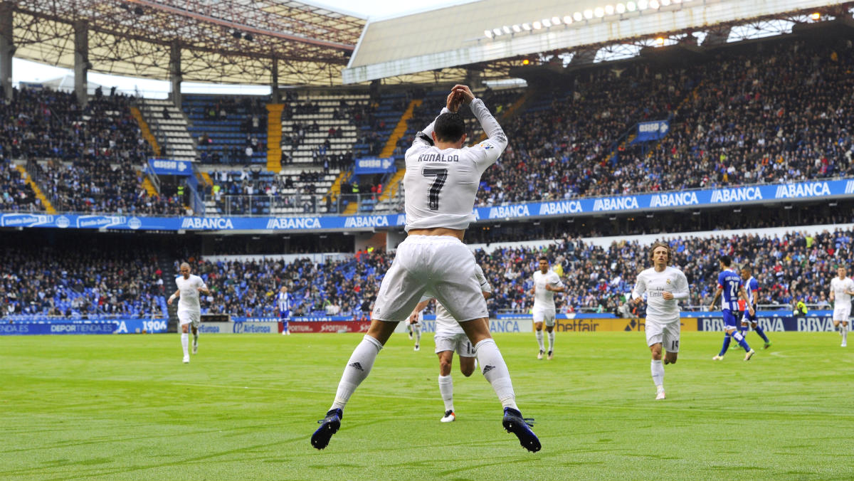 Cristiano celebra el primero de sus goles en Riazor. (AFP)