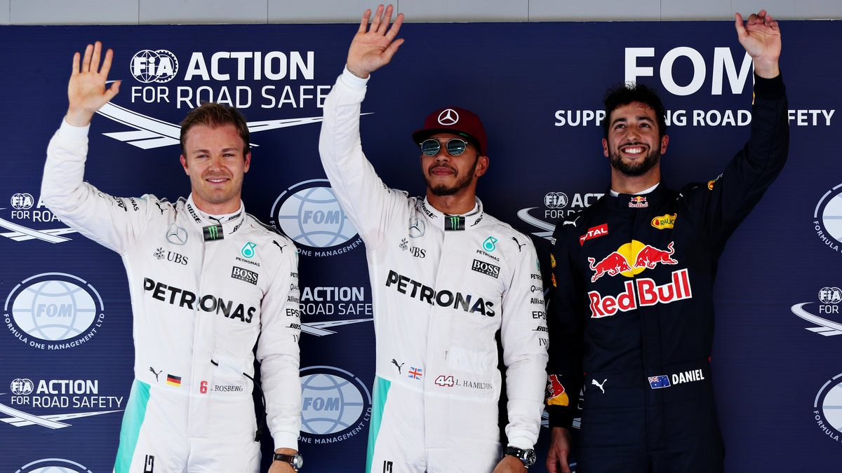 Hamilton, Rosberg y Ricciardo saludan tras ser los tres primeros en la clasificación (Getty)