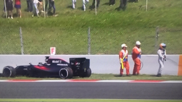 Fernando Alonso se quedó parado con el McLaren en la misma curva donde sufrió un grave accidente en 2015.