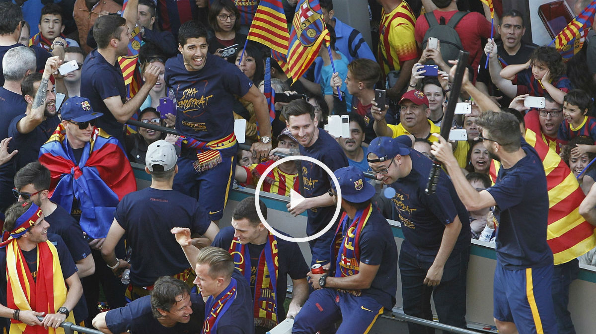 Los jugadores del Barcelona en la rúa por las calles de la ciudad. (EFE)