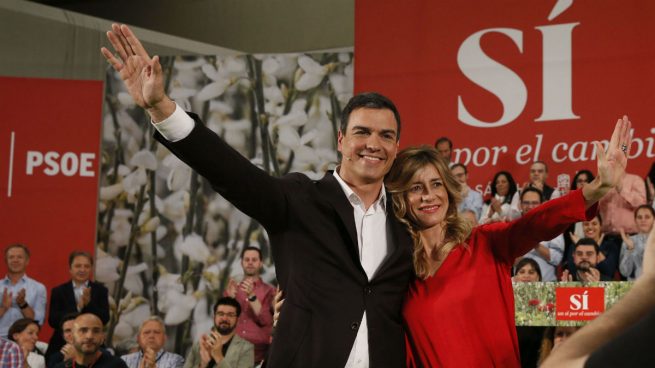 Pedro Sánchez y su esposa, Begoña Gómez. (Foto: EFE)