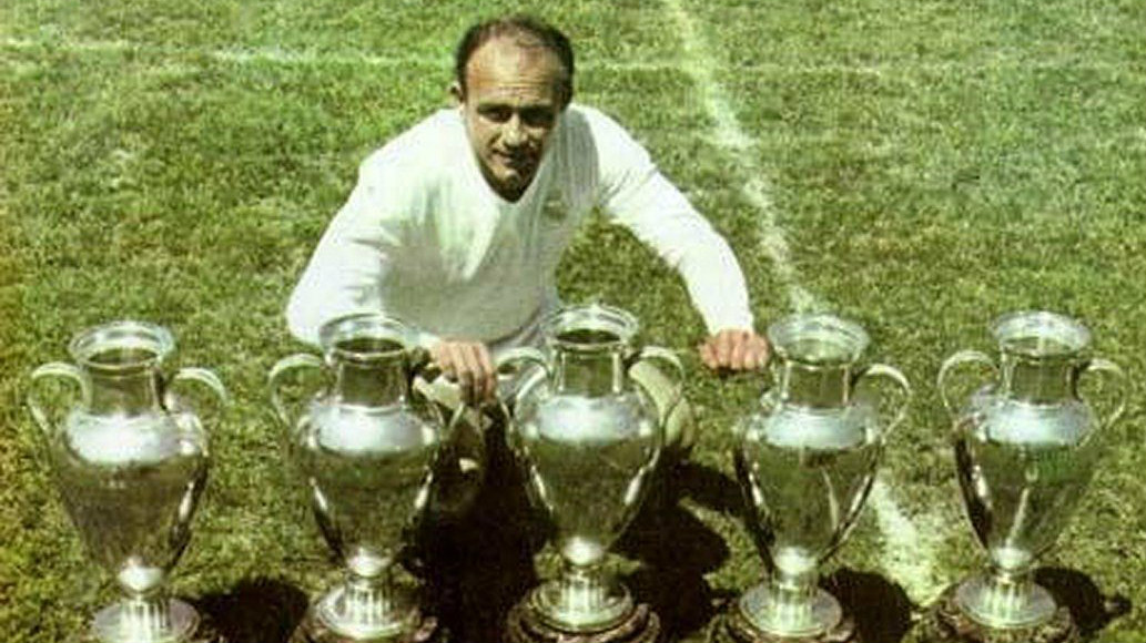 Alfredo Di Stefano con las Copas de Europa que quieren borrar.