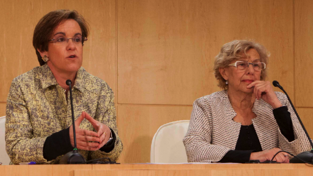 Puri Causapié (PSOE) con al alcaldesa Manuela Carmena presentando la polémica Oficina plantando al Pleno. (Foto: Madrid)