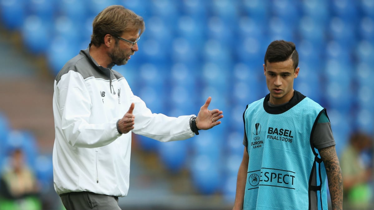 Coutinho dialoga con su entrenador Klopp en un entrenamiento. (AFP)