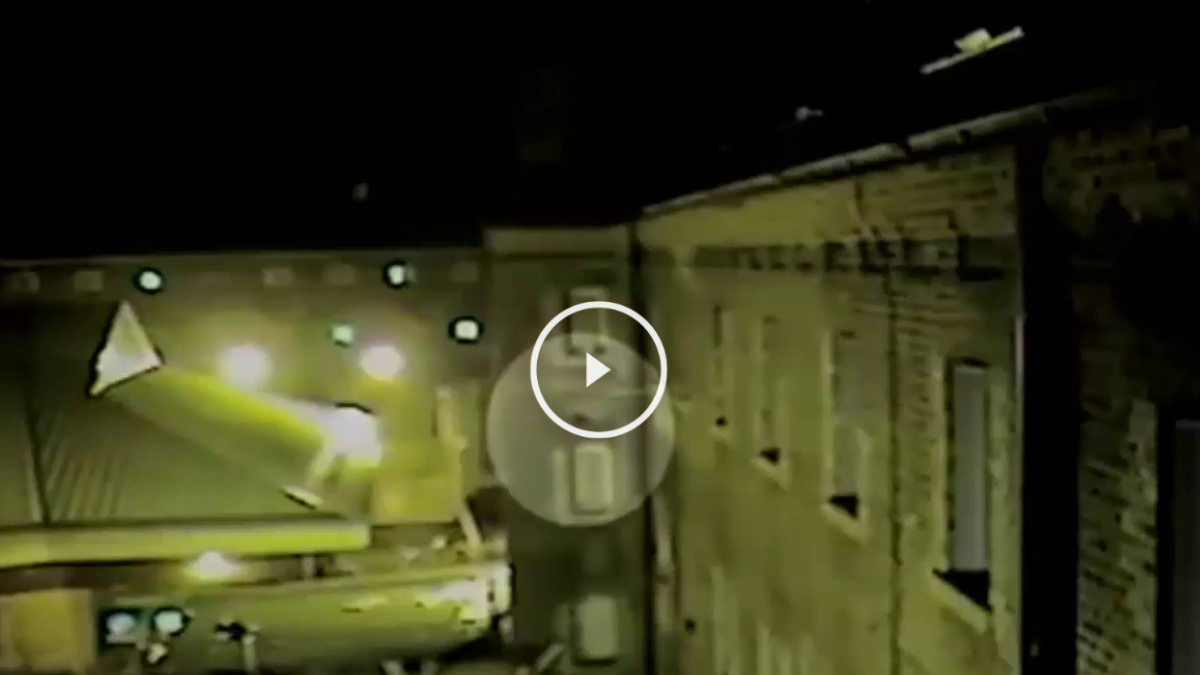Las cámaras de vigilancia de una prisión británica ha capturado el momento en el que un preso se hace con un paquete ilegal transportado por un dron desde el exterior. (Video: BBC)